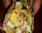 Foto del paso 3 de la receta: Sándwich de huevo, queso, lechuga y tomate