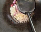 Foto langkah ke 2 dari resep Telur Ceplok Kecap Pedas.