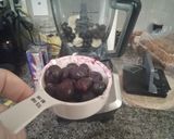 A picture of step 1 of Banana blueberry peanut butter smoothie.