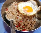รูปขั้นตอนการทำที่ 5 ของ ข้าวผัดกะเพราไข่ดาววัดใจ (กินข้าวผัดกะเพราในขัน)