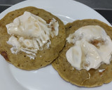 Foto del paso 4 de la receta: Arepas🫓de maiz🌽a mi manera🧈con queso🧀crema y miel🥯🧇🍯