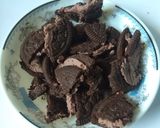 A picture of step 2 of Oreo chocolate shake.