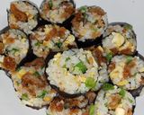 รูปขั้นตอนการทำที่ 4 ของ คิมบับข้าวผัดหนังไก่กรอบ | Crispy Chicken Skin Fried Rice Kimbap
