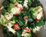 Foto del paso 3 de la receta: Filetes de pollo con queso crema light y verduras