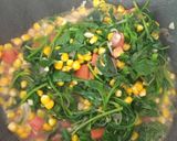 Foto langkah ke 3 dari resep Tumis Bayam Jagung Manis.