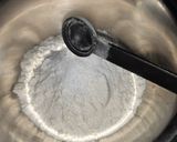 A picture of step 1 of Cup Corn pizza.
