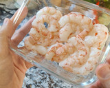 Foto del paso 1 de la receta: Ceviche fácil de gambas y aguacate