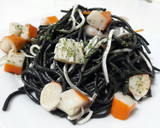 Foto del paso 6 de la receta: Spaghetti negro con gambas, gulas y chaca