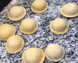 Foto del paso 4 de la receta: Sorrentinos de jamón y muzzarella con salsa Scarparo (sin pasta linda y sin moldes)