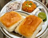 A picture of step 5 of Bambaiya style pavbhaji platter.