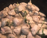 Foto del paso 3 de la receta: Pechugas guisadas con hongos y brócoli