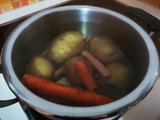 Puré de patatas, zanahoria y salchichas