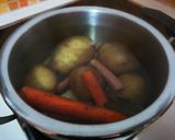 Foto del paso 1 de la receta: Puré de patatas, zanahoria y salchichas