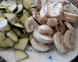 Foto del paso 1 de la receta Salteado de calabacín y gambas