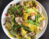 Hình bước làm 3 của món Phèo xào dưa cải chua