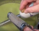 A picture of step 2 of Asparagus and Broad Bean soup.