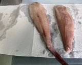 Une image de l'étape 1 de Queues de lotte au poivron jaune, oignon, tomate et estragon.
