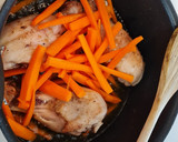 Foto del paso 3 de la receta: Muslos de pollo guisados con pimientos, zanahorias y romero