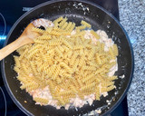 Foto del paso 4 de la receta: Pasta con salmón y nata