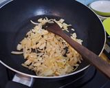 Foto langkah ke 3 dari resep Spaghetti with Mushroom Sauce.