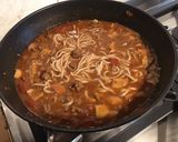Une image de l'étape 10 de Ramens au bœuf, champignons, tomates, prune et coriandre.