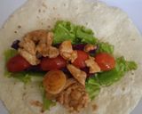 Foto langkah ke 4 dari resep Chicken Tortilla Wrap.
