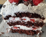 Foto del paso 7 de la receta: Tarta Selva Negra con nata y fresas