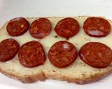 Foto del paso 1 de la receta Tostas de chorizo picante y anchoas con leche condensada 🍞🐖🐟