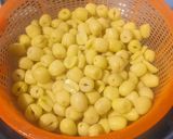 Hình bước làm 2 của món Chè hạt sen táo đỏ