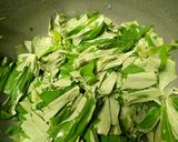 Foto langkah ke 2 dari resep Tumis daun singkong daging babi.