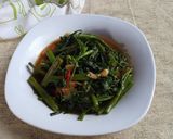 Foto langkah ke 3 dari resep Tumis Kangkung Saus Tiram.