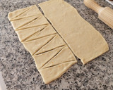 Foto del paso 9 de la receta: Mini croissants con masa brioche rellenos de crema y coulis de arándanos