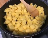 Une image de l'étape 5 de Pommes de terre sautées aux tomates, ail et épices.