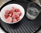 รูปขั้นตอนการทำที่ 1 ของ สตรอเบอรี่ปั่น 🍓