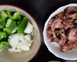 A picture of step 2 of Chinese Black Beans spareribs with green bell pepper onion 豉椒炒排骨.