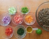Foto del paso 1 de la receta: Ensalada de lentejones con confeti de vegetales