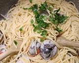 Spaghetti with vongole (clams) and fresh tomatoes recipe step 4 photo
