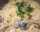 A picture of step 4 of Spaghetti with vongole (clams) and fresh tomatoes.