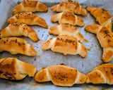 Köménymagos sörkifli sajtkrémmel,sajttal töltve 🥐🥐🥐 recept fázis 7 fotója