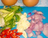 Foto langkah ke 1 dari resep Telur ceplok tumis kecap.
