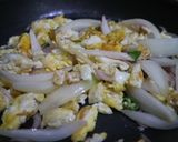 Foto langkah ke 3 dari resep Tumis Jamur Tiram Telur Simple.