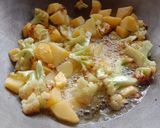 आलू गोभी फ्राई(Aloo Gobhi fry recipe in hindi) रेसिपी चरण 2 फोटो