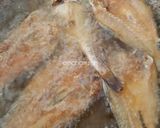 Gambar langkah 1 resipi Ikan Kering Goreng Bawang & Cili.