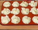 Foto del passaggio 5 della ricetta Cestini di pasta sfoglia al salmone
