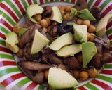 Foto del paso 4 de la receta: Ensalada de garbanzos y setas con salsa de nueces, mostaza y miel