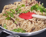 Foto del paso 2 de la receta: Espirales integrales con shitake, jamón y albahaca