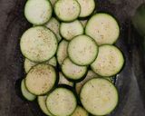 Vegán rakott cukkini kölessel, gabonakolbásszal (IR-barát ebéd) recept fázis 2 fotója