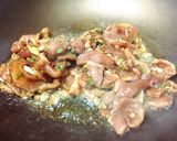 รูปขั้นตอนการทำที่ 3 ของ หมูนุ่มผัดกระเทียม2พริก(สายโขลก)