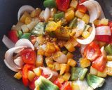 รูปขั้นตอนการทำที่ 2 ของ พริกหวานผัดมันฝรั่ง vegan🫑