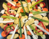Foto del paso 5 de la receta: Pollo asado con cerveza y vegetales